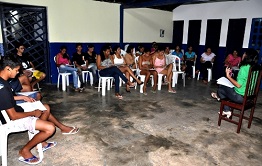 Moradores da Pedra do Sal recebem certificado do curso de garçom básico