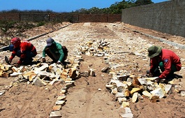 Prefeitura calça vias de acesso ao cemitério do Catanduvas