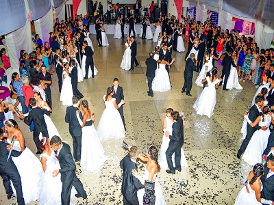 Baile de debutantes realiza sonho de adolescentes do projeto Menina Moça