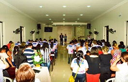 Adolescentes do projeto Menina Moça participam de culto em ação de graças