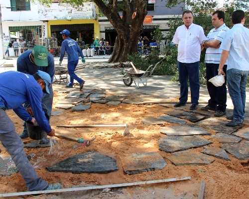 Praça da Santa Casa começa a ser restaurada depois da retirada do troca troca