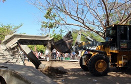 Prefeitura de Parnaíba reinicia a demolição e retirada dos escombros na Praça da Santa Casa