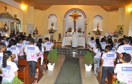 Debutantes do projeto Menina Moça participam de atos religiosos