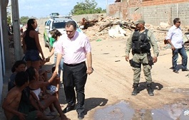 Prefeito Florentino Neto acompanha remoção de moradores da área de risco