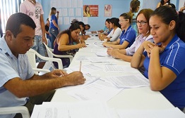 Ex-moradores de área de risco assinam contratos do Minha Casa Minha Vida