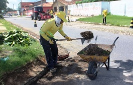 Varrição e capina são intensificadas nas vias públicas e cemitérios de Parnaíba