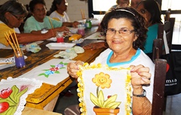 Idosas participam de oficina de pintura em tecido