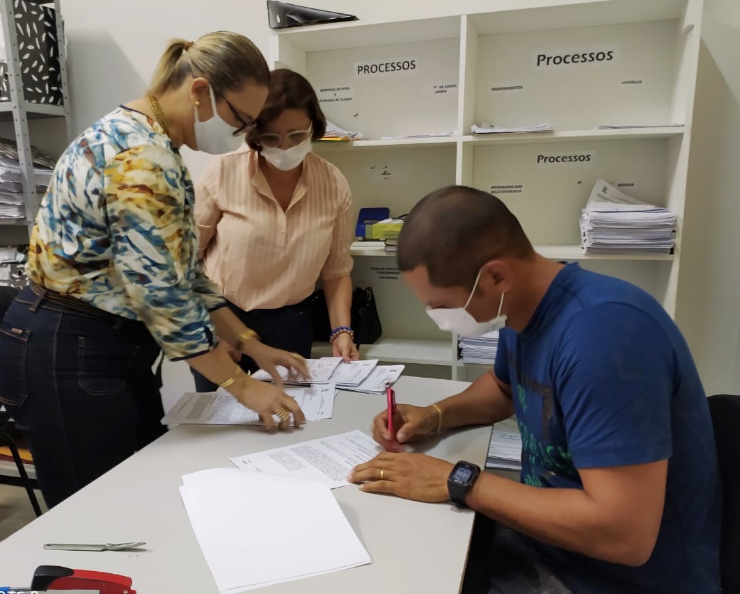 Com sensibilidade social, Prefeito Mão Santa determina aditivo de contrato para 249 professores celetistas trabalharem até a realização do próximo teste seletivo Com sensibilidade social, Prefeito Mão Santa determina aditivo de contrato para 249 professores celetistas trabalharem até a realização do próximo teste seletivo