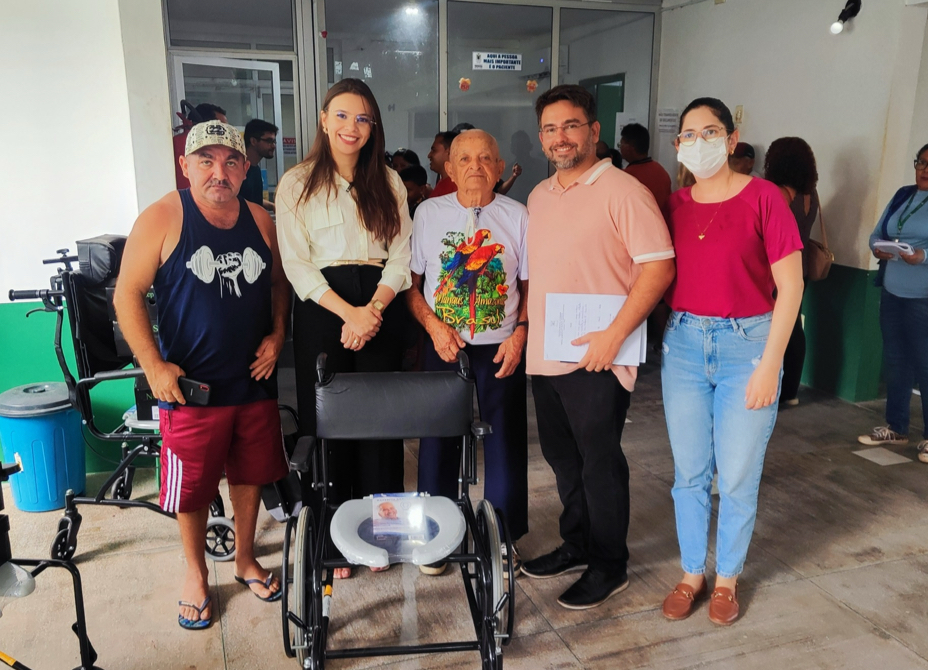 Secretária Anália Priscilla entrega cadeiras de banho e sapatos especiais para prevenção de neuropatias Secretária Anália Priscilla entrega cadeiras de banho e sapatos especiais para prevenção de neuropatias