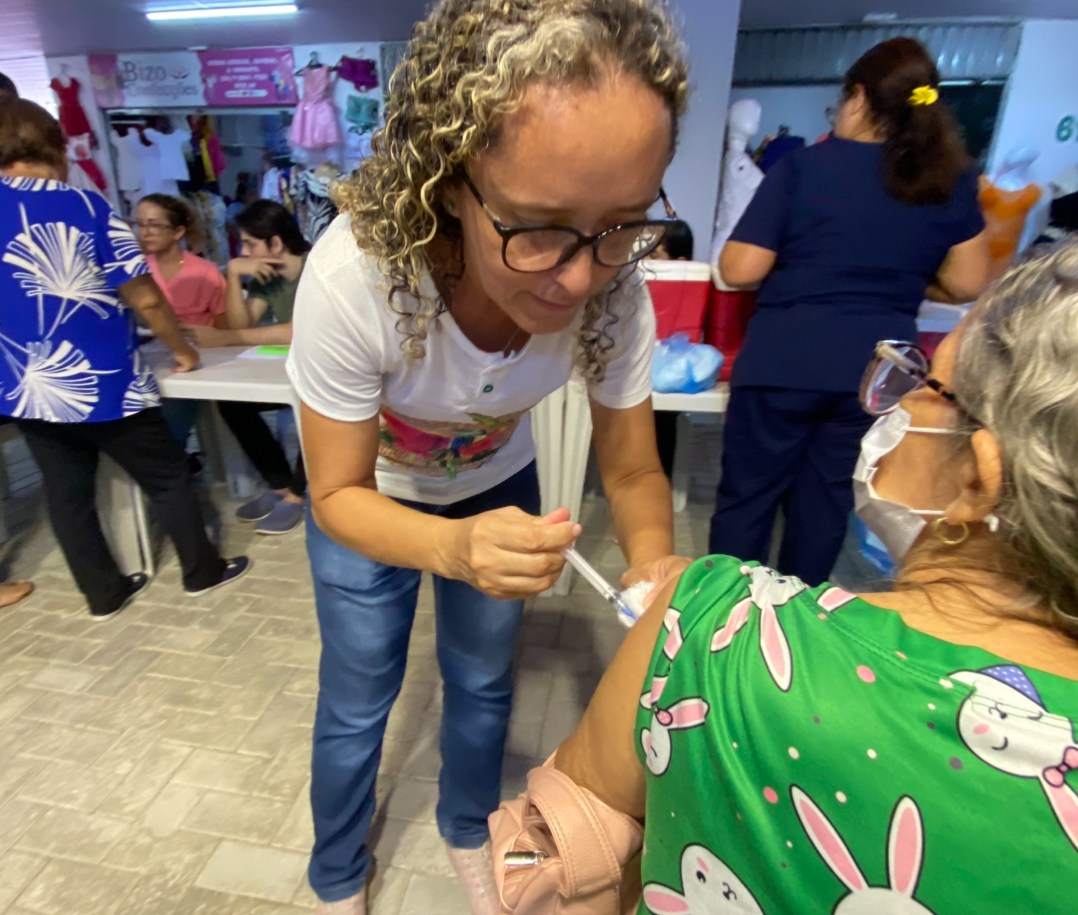 Vacinação no Shopping Popular Sílvio Santos atende trabalhadores e moradores da região central de Parnaíba Vacinação no Shopping Popular Sílvio Santos atende trabalhadores e moradores da região central de Parnaíba