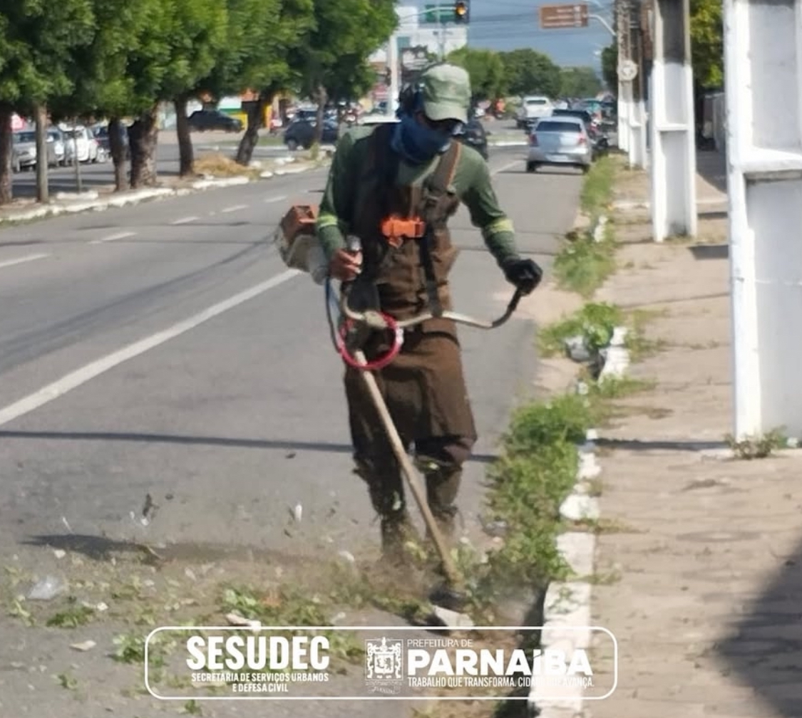Prefeitura de Parnaíba avança nos serviços de limpeza e manutenção de vias e logradouros públicos do município