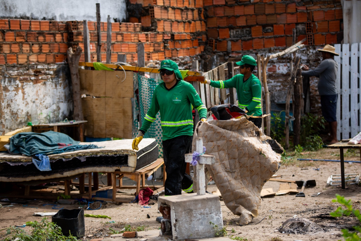 Prefeitura de Parnaíba realiza limpeza e retirada de abrigo improvisado no cemitério Frei Higino