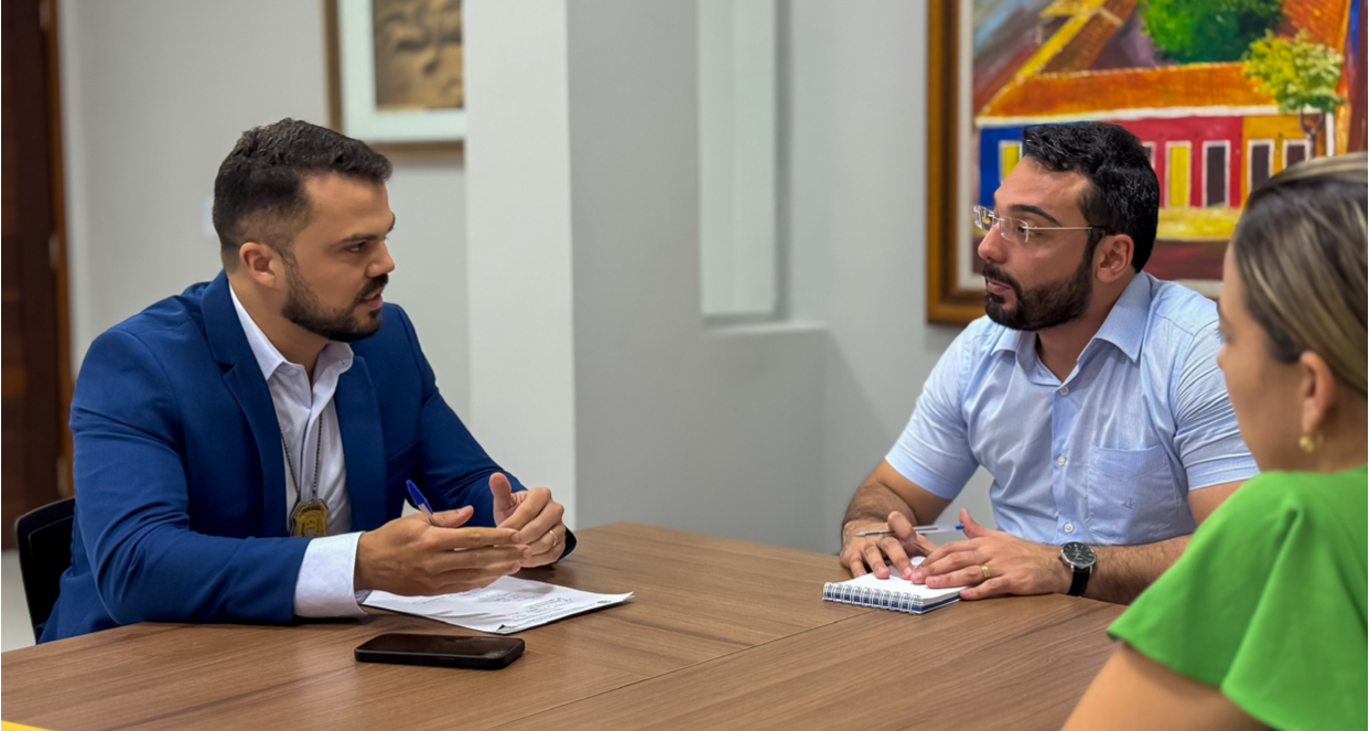 Prefeito Francisco Emanuel e delegado regional da Polícia Civil, Ayslan Magalhães, tratam de ações do Centro Integrado de Segurança Pública para o XXIII São João da Parnaíba 2025 Prefeito Francisco Emanuel e delegado regional da Polícia Civil, Ayslan Magalhães, tratam de ações do Centro Integrado de Segurança Pública para o XXIII São João da Parnaíba 2025