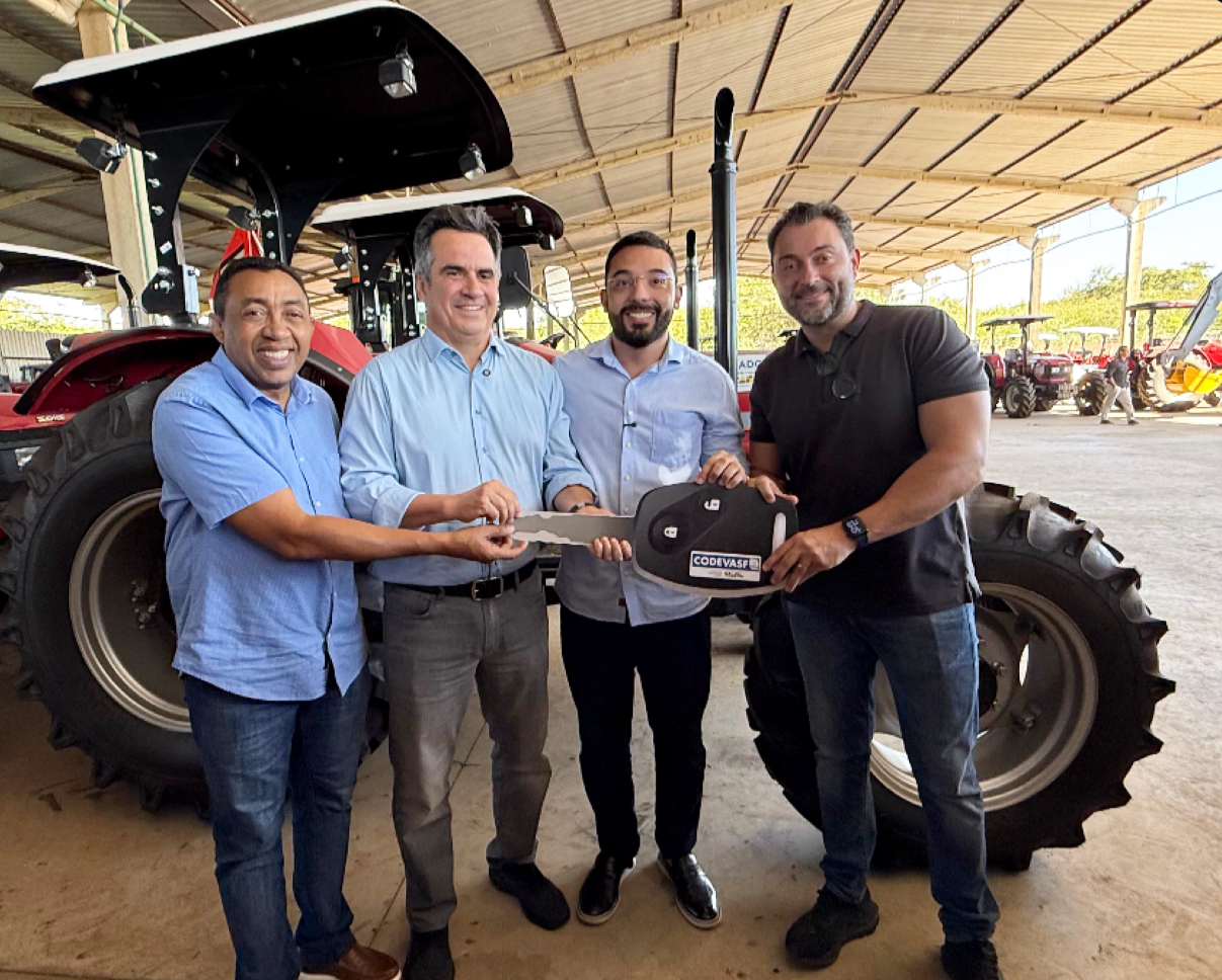 Com emendas do Senador Ciro Nogueira e deputado federal Átila Lira, Prefeito Francisco Emanuel recebe trator, carreta e equipamentos agrícolas para beneficiar famílias do campo em Parnaíba Com emendas do Senador Ciro Nogueira e deputado federal Átila Lira, Prefeito Francisco Emanuel recebe trator, carreta e equipamentos agrícolas para beneficiar famílias do campo em Parnaíba