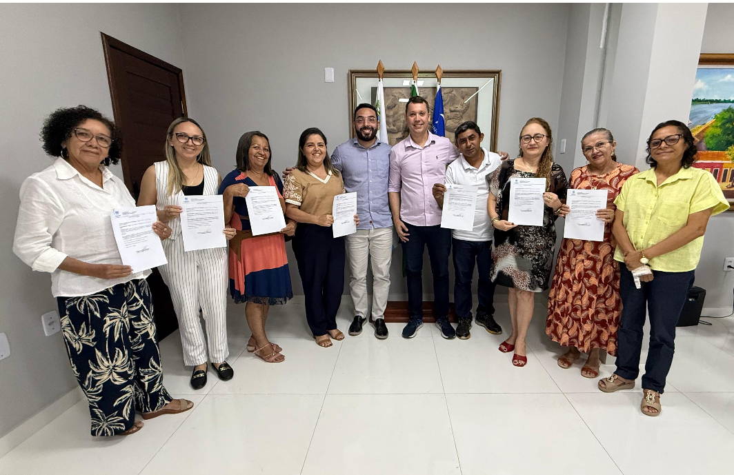 Prefeito Francisco Emanuel assina posse de novos professores do município e autoriza mudança de classe de professores efetivos de Parnaíba Prefeito Francisco Emanuel assina posse de novos professores do município e autoriza mudança de classe de professores efetivos de Parnaíba