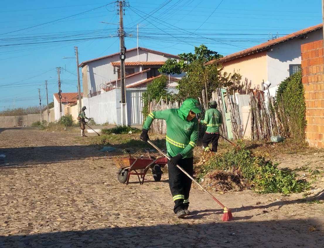 Prefeitura de Parnaíba intensifica limpeza e zeladorias de vias e espaços públicos no município