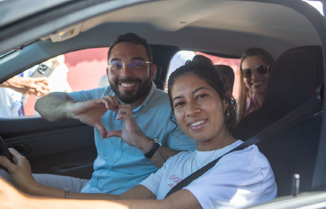 Ganhadores do sorteio de aniversário de Parnaíba se emocionam quando Prefeito Francisco Emanuel e Primeira-Dama Anália Priscilla entregam os prêmios