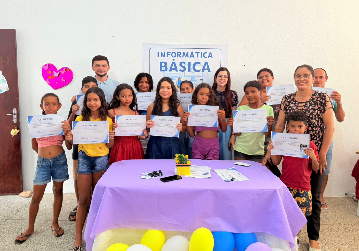 Prefeitura de Parnaíba entrega certificados de cursos de informática básica a crianças beneficiadas com ações da SEDESC