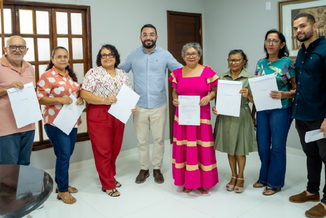Prefeito Francisco Emanuel assina termo de aposentadorias de servidores do município de Parnaíba