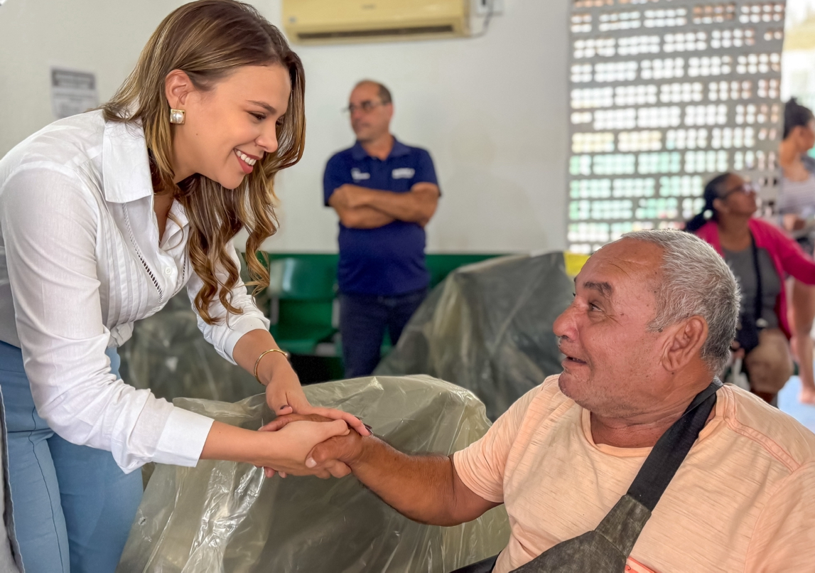 Primeira-Dama Anália Priscilla entrega 48 cadeiras de rodas e de banho em Parnaíba