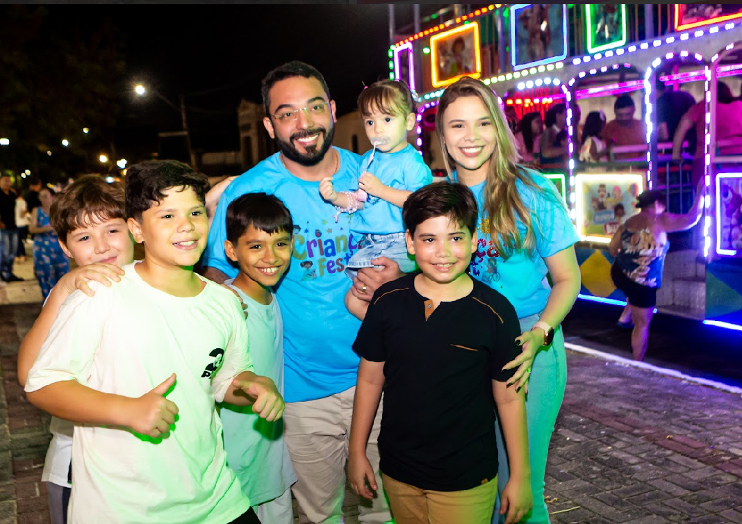 Prefeito Francisco Emanuel e Primeira-Dama Anália Priscilla participam da carreata de pré-lançamento do Criança Fest 2025 em Parnaíba