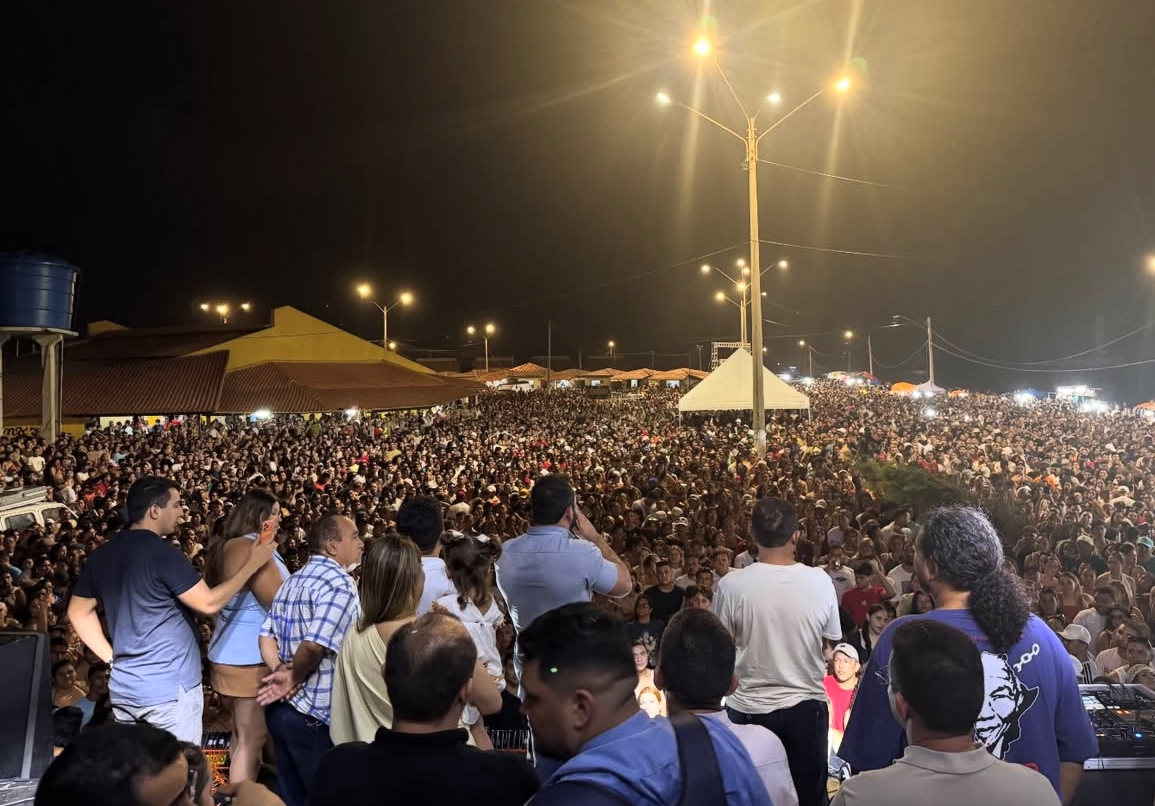 SUCESSO: Pedra do Sal tem maior público da história com mais de 40 mil pessoas em show da banda Seu Desejo Yara Tchê e Alessandro Costa